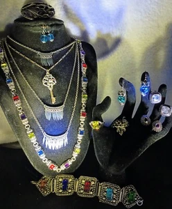 Lotto di gioielli vintage-moderni color argento e strass multicolore - Foto 1 di 15