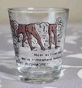 Mount Rushmore National Park Memorial Souvenir Schnapsglas hinter Mount Rushmore - Bild 1 von 7