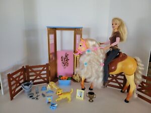 Poupée et jeu stable Barbie Dream MATTEL 2006 avec cheval fauve marchant voisin