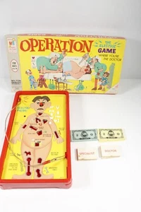 Milton Bradley Operazione 1965 Gioco da Tavolo Medico Fumatore Completo LEGGI - Foto 1 di 16
