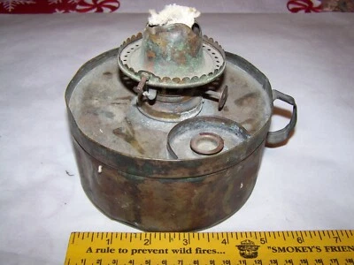 Lámpara de aceite de metal latón vintage E Miller base bucle para pulgar temprano Foto 1 de 4