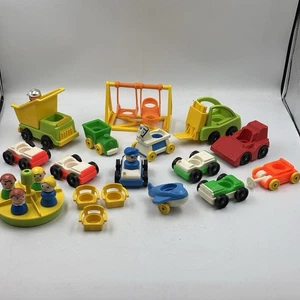 24 Vintage Fisher Price Little People mit Fahrzeugen/Flugzeug/Hebebühne und Ladung - Bild 1 von 14