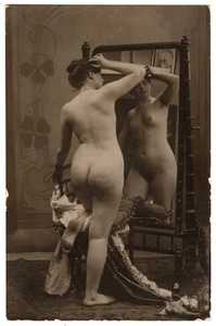 Französisches Aktfoto 1920 - Kurvige Frau im Spiegel, großer Hintern, gewagtes Foto - Bild 1 von 2