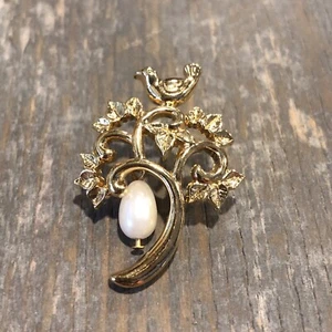Broche prendedor vintage AVON perdiz en un pero tono dorado imitación perla pájaro - Imagen 1 de 4