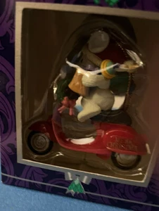 Vistletoe Magic Collezione Ornamento Topo su Scooter Rosso Buon Natale 9604956 - Foto 1 di 3