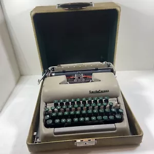 Vintage Smith Corona Skyriter tragbare Schreibmaschine Hartschale mit grünen Schlüsseln - Bild 1 von 5