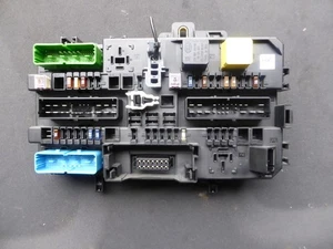 VAUXHALL ASTRA H 1.6 PETROL REAR FUSE BOX 13206762 HK - Picture 1 of 5