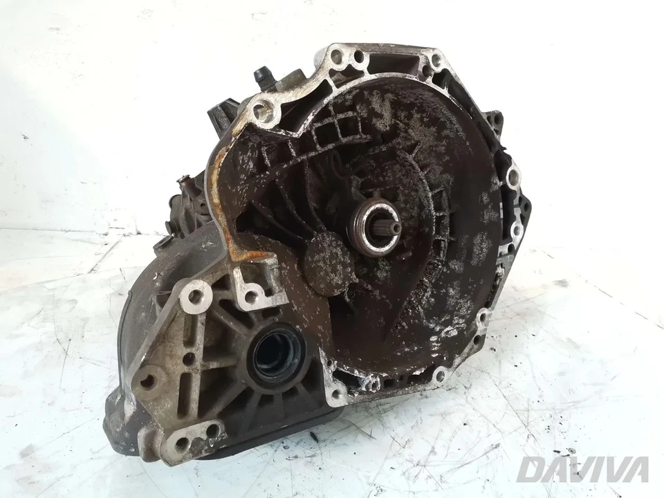 Vauxhall Corsa 5-Gang-Schaltgetriebe 1.2 i 16V Benzin 63kW (86 HP) 55565177 2012 - Image 1 of 4