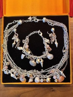 Set von "Guess" Muschel Charm Halskette Ring und Ohrringe Multi - Bild 1 von 4