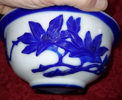 Antiguo cuenco blanco chino tallado azul con recubrimiento de vidrio de Pekín con flores y pájaros Foto 1 de 4