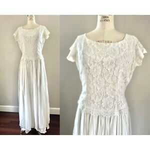 Vintage 1960s Short Sleeve Wedding Dress In White Lace With Metal Zipper / 60s
