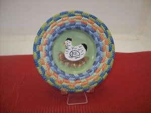 CERAMIC TRINKET DISH WITH HEN ON NEST IN CENTER & A FAUX BRAID AROUND RIM 4.75" - Picture 1 of 3