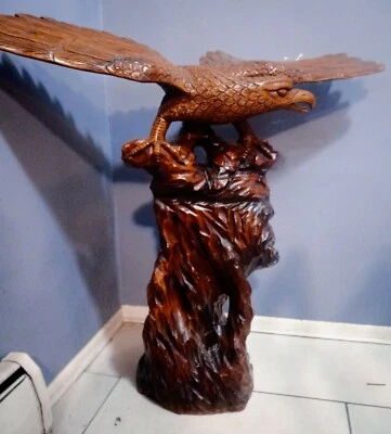 Talla japonesa antigua grande de un águila Foto 1 de 4