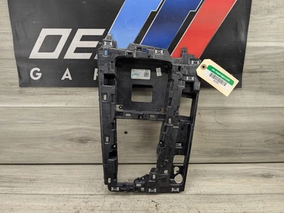 Кронштейн монтажная панель центральной консоли автоматического переключения передач Audi Q5 SQ5 18-20 OEM - Изображение 1 из 4