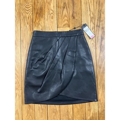 Minifalda BCBG Max Azria negra imitación cuero drapeado frontal XS Foto 1 de 3