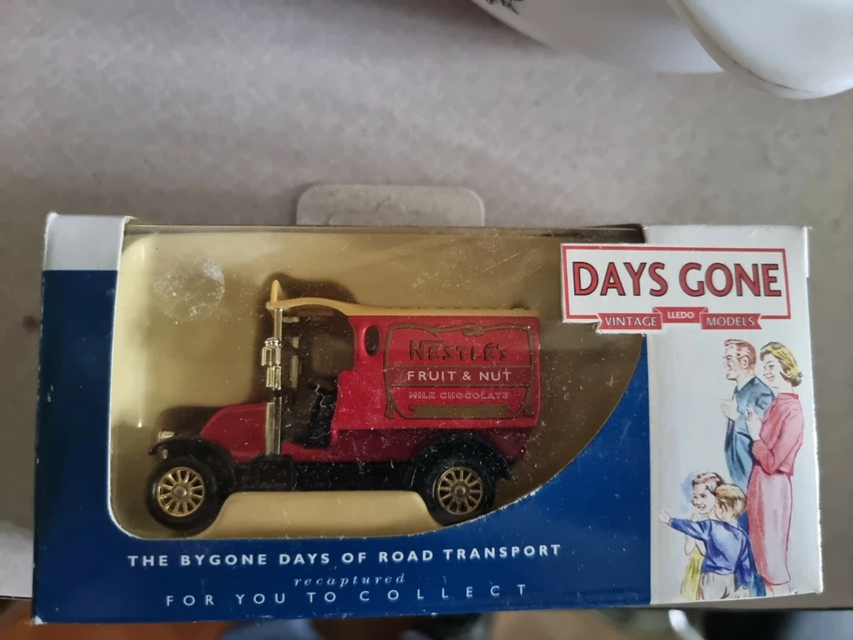 Lledo Days Gone Renault Van NESTLES Fruit and Nut - DG085018