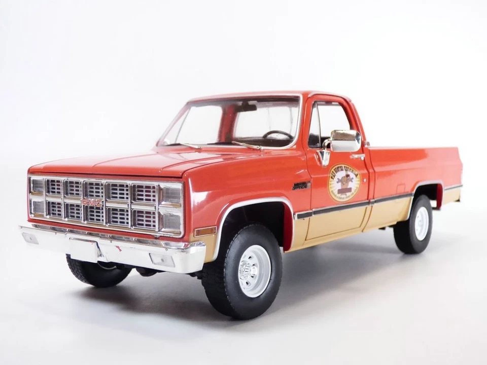 GMC K2500 Sierra Grande Wideside body 1982 Knuckle Busted garage 1/18 - Image 1 of 1