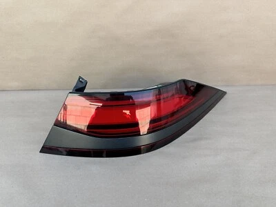 Luz trasera LED exterior lado pasajero derecho Genesis G90 OEM 2023-2024 92402-T4050 Foto 1 de 4