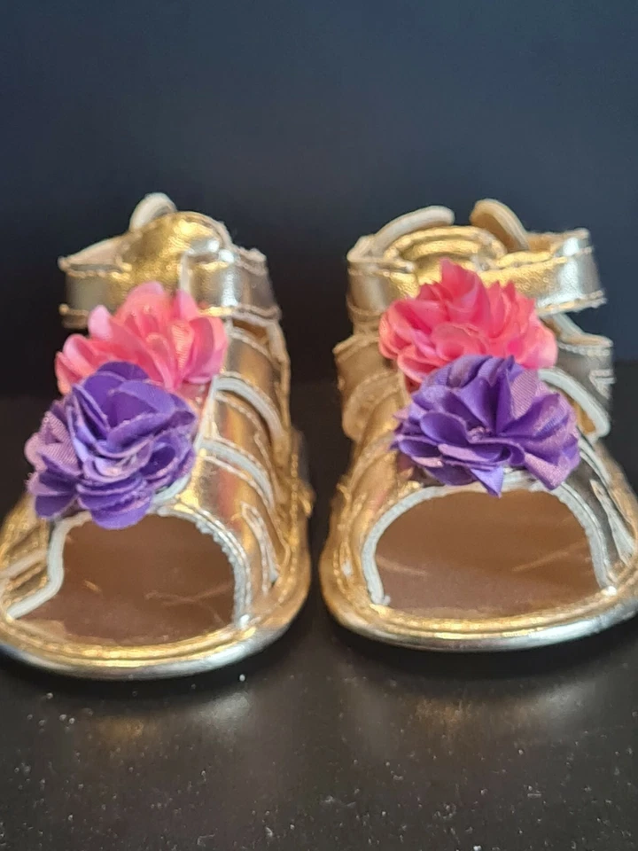  可爱女宝宝蹒跚学步女孩金色花朵凉鞋露趾尺寸 3-6 M — 第 1/4 张图片