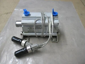 NEU SMC CDQ2L32TF-50DZ-M9PSDPC D/A LUFTZYLINDER MIT MAG PICK-UP & BASIS 32 X 50 MM P9669 - Bild 1 von 4