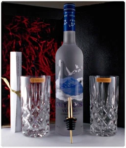 Grey Goose Vodka + 2 Gläser + Ausgießer goldfarbend Geschenk - Bild 1 von 7