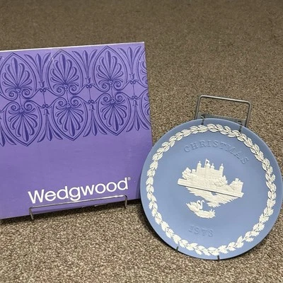 Plato de Navidad Wedgwood 1973 en caja Torre de los Cisnes de Londres Foto 1 de 4