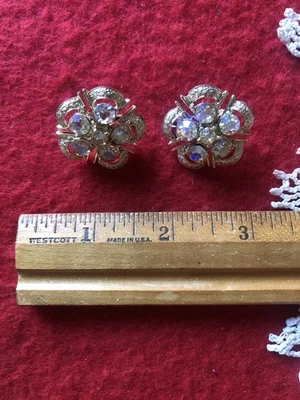 Pendientes de clip vintage redondos de diamantes de imitación iridiscentes Coro  Foto 1 de 2