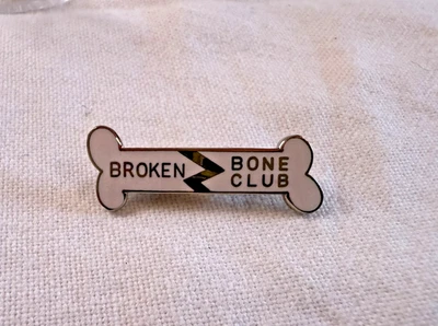 Broche/pin vintage esmaltado hueso roto club Foto 1 de 2