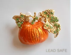 Zucca e foglie arancione autunnale / spilla / tono oro con accenti di chip di cristallo verde - Foto 1 di 4