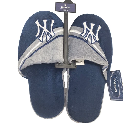 New York Yankees Men's FOCO Slippers Size 9-10 Cover
