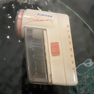 Windmere Clothes Shaver Model Fabric Pill Remover vintage battery operated - Picture 1 of 4
