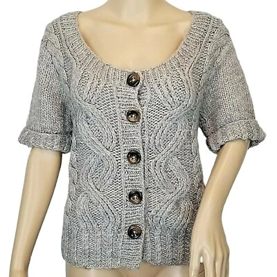 Kenji 电缆针织毛衣灰色纽扣前袖口羊毛羊驼中号 — 第 1/4 张图片