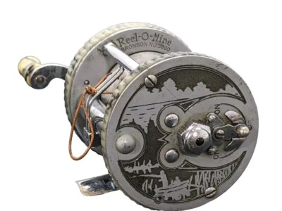 Raro Bronson Reel-O-Mine 5000 en buen estado escena de pesca grabada.  Foto 1 de 4