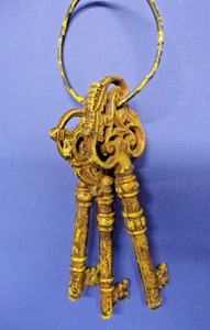 Set Of 3 Large Heavy Decorative Metal Keys On Ring Distressed 7.5", 8.5" & 9" - Picture 1 of 7
