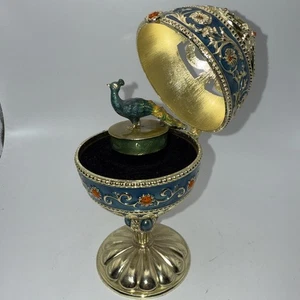 Vintage blau emaillierte Spieluhr in Eierform mit Klappbar und sich drehendem Pfau 7 Zoll Höhe - Bild 1 von 8