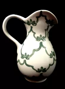 JARRA DE CERÁMICA ESMALTADA - BLANCA CON FLORES VERDES y CINTAS - 28 oz. - Imagen 1 de 7