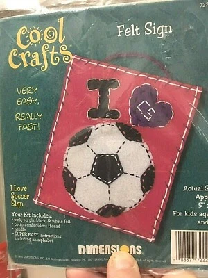 Kit de letreros de fieltro Dimensiones - Me encanta el fútbol 5" x 6" para edades 8+ deportes #72220 Foto 1 de 2