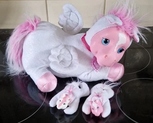 2015 Pony Surprise weiß rosa liegendes Pferd mit 2 Babys Plüsch weiches Kuscheltier - Bild 1 von 4