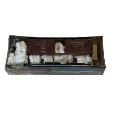 NEW - HO Scale Roundhouse 40' Box Car Ribbed Milwaukee Road MILW Olympian #1021 - Image 1 of 4