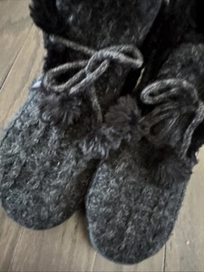 Muk Luks Slipper Boots Womens Size Large 9-10 Faux Fur Lined Black  w pom pom - Picture 1 of 7