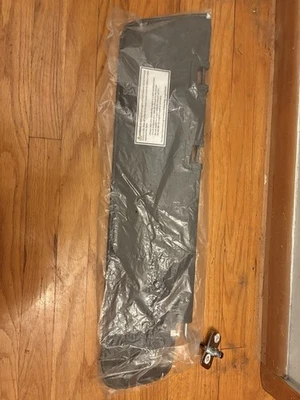 Солнцезащитный козырек со стороны водителя A22-75601-027 Freightliner Cascadia серый - Изображение 1 из 2