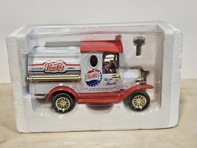 Banco de monedas de colección Pepsi Cola "100 años" rojo/blanco camión fundido a presión con llave. Nuevo en caja. Foto 1 de 3