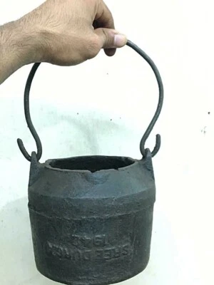 OLD VINTAGE UNIQUE BIG RUSTIC CAST IRON 1942 COOKING KITCHENWARE POT WITH HANDLE - Image 1 of 4