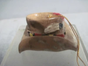 SOMBRERO DE VAQUERO DE RESINA CON TEMÁTICA OCCIDENTAL ADORNO DE NAVIDAD BRONCEADO CON BANDA DE PLUMAS - Imagen 1 de 4