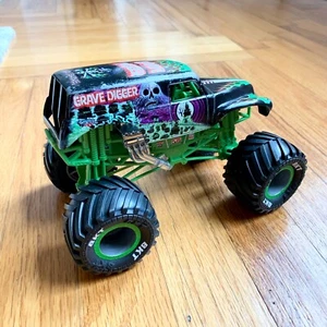 Monster Jam Grave Digger 1:24 True Metal Diecast Monster Truck 58700 SML - Picture 1 of 12
