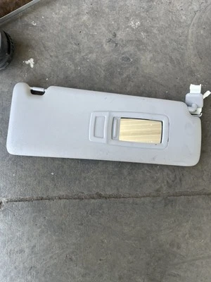 BMW 328i 2012-2016 lado del pasajero derecho parasol espejo parasol gris OEM. Foto 1 de 4