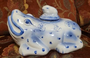 Jarro de colección con tapas de rana y porcelana azul blanco y rana de bebé - Imagen 1 de 9