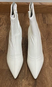FREE PEOPLE-WHITE-MARILYN KITTEN HEEL BOOTIES-FAUX LEATHER-39 (US 8.5)-NWOB - Picture 1 of 7
