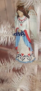 JIM SHORE - HEARTWOOD CREEK PATRIOTISCHES ORNAMENT - PATRIOTISCHER ENGEL MIT GEFALTETER FAHNE - Bild 1 von 2