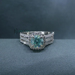 1,50 ct blauer rund geschliffener Moissanit-Halo mit 3-reihigem Akzent 925 Silber Geschenkring - Bild 1 von 12